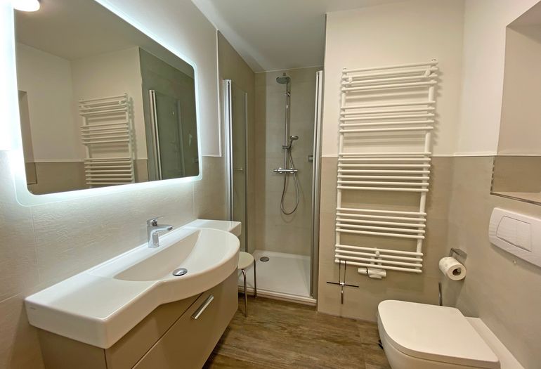 Badezimmer mit Dusche