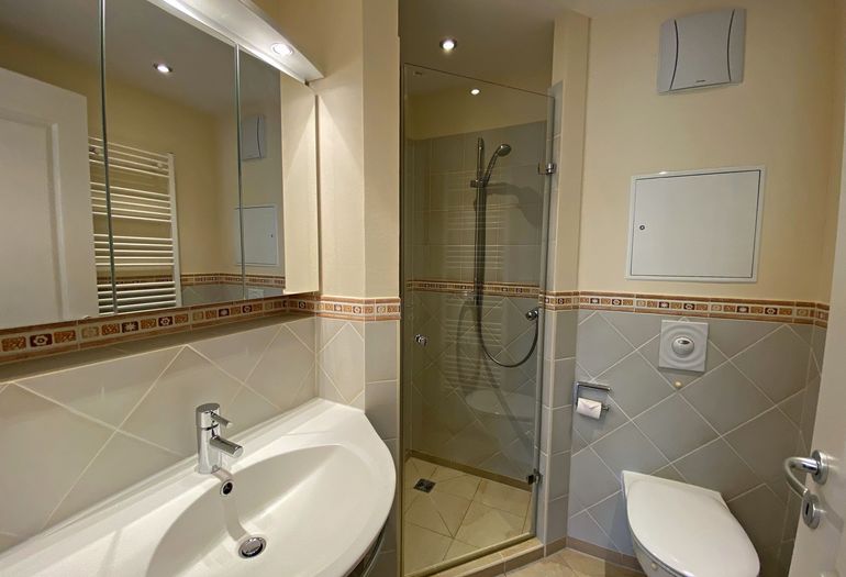 Badezimmer mit Dusche