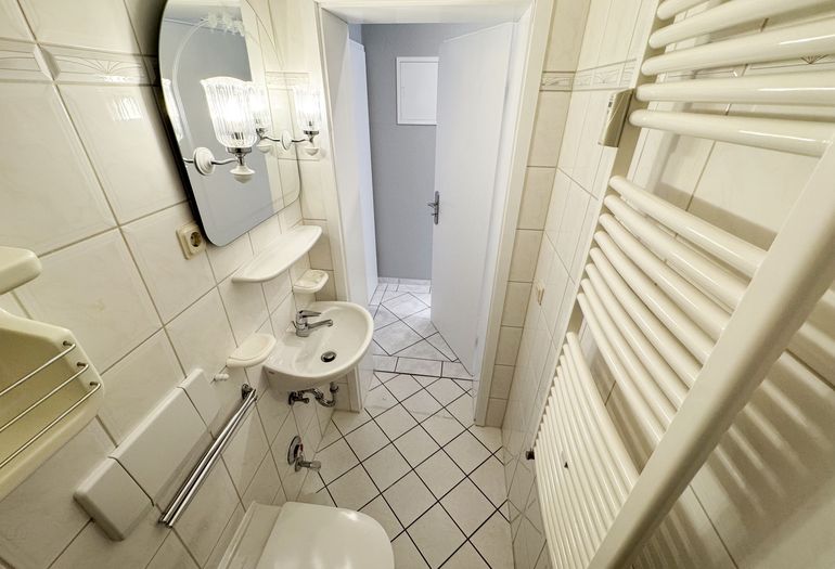 Gäste-WC mit Waschbecken