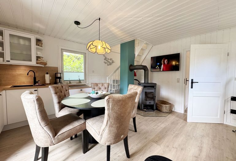 Essbereich mit Stühlen