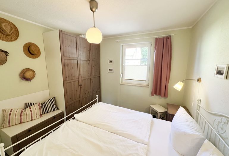 Schlafzimmer mit Doppelbett und Kleiderschank