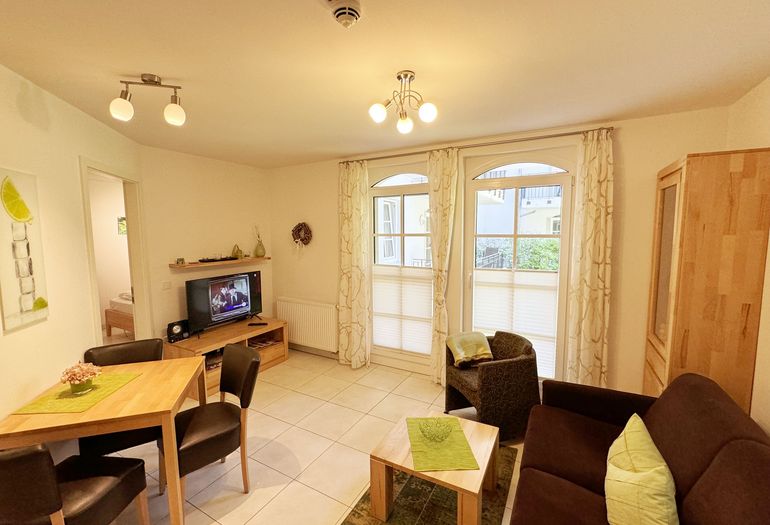 Wohnbereich mit Zugang zum Balkon Wohnbereich mit Zugang zum Balkon