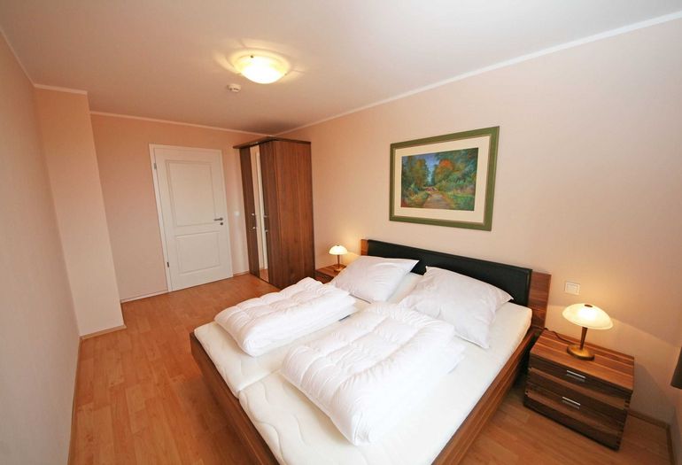 1. Schlafzimmer mit Kleiderschrank