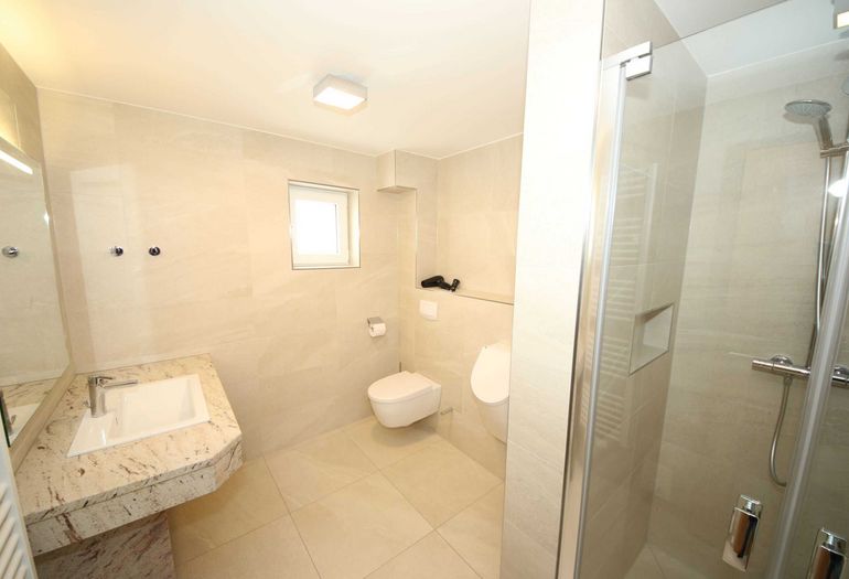 Badezimmer mit Dusche