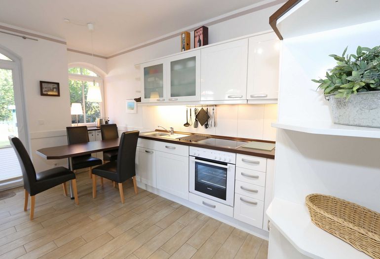 moderne Küchenzeile mit Backofen