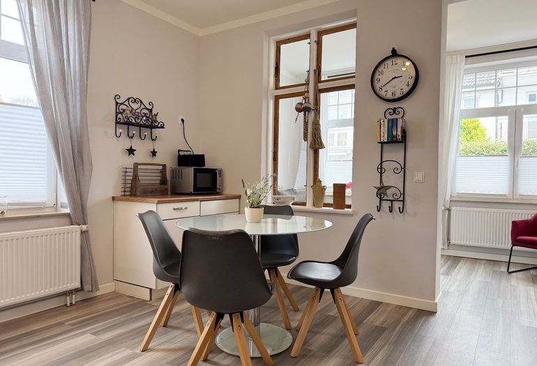 runder Esstisch mit Stühlen