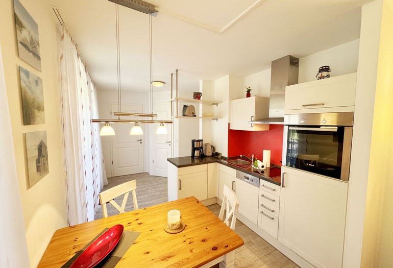 Küchenzeile mit angrenzendem Essplatz