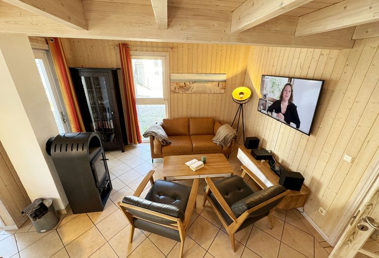 Ferienhaus Sprottenkiste - Wohnzimmer mit Kamin Ferienhaus Sprottenkiste - Wohnzimmer mit Kamin