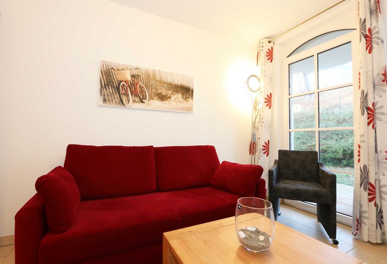 Wohnzimmer mit gemütlicher Couch Wohnzimmer mit gemütlicher Couch