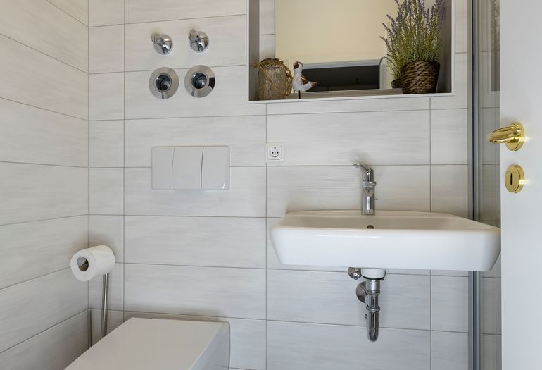 Badezimmer mit Waschbecken Badezimmer mit Waschbecken