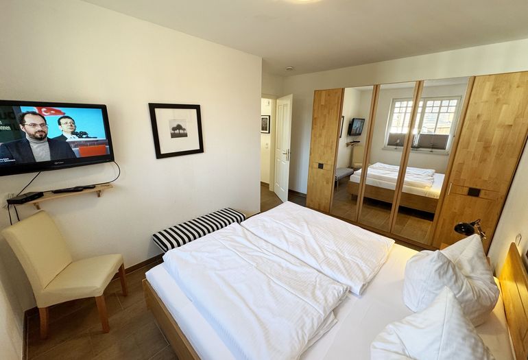 1.Schlafzimmer mit Doppelbett mit Flachbild-TV 1.Schlafzimmer mit Doppelbett mit Flachbild-TV