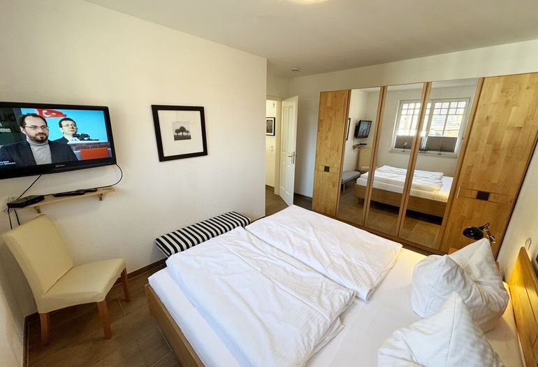 1.Schlafzimmer mit Doppelbett mit Flachbild-TV 1.Schlafzimmer mit Doppelbett mit Flachbild-TV