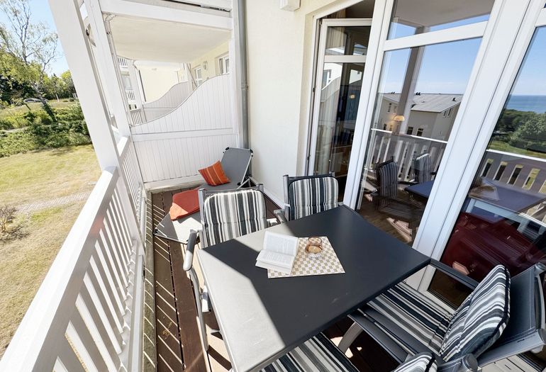 überdachter bestuhlter Balkon