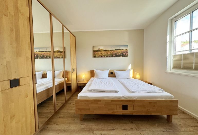 1. Schlafzimmer mit Doppelbett und Kleiderschrank