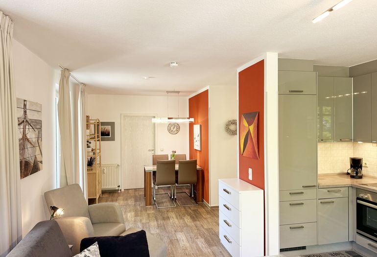 Wohnbereich mit Zugang zum Balkon