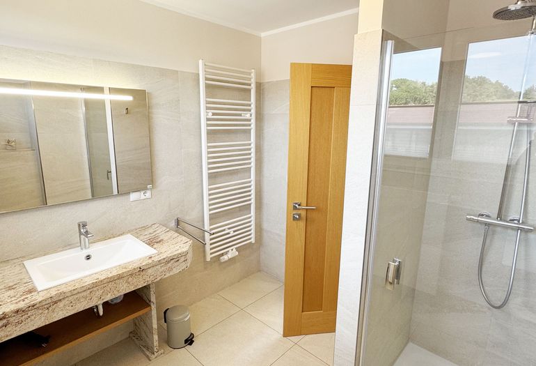 Badezimmer mit Waschbecken und Dusche Badezimmer mit Waschbecken und Dusche