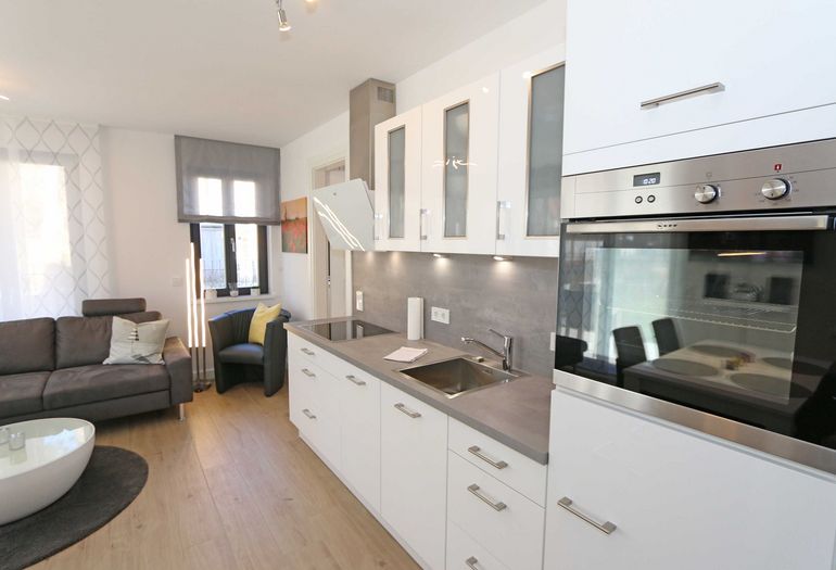 Küchenzeile mit Backofen