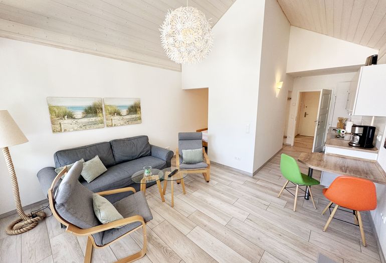 gemütliches Wohnzimmer mit Couch