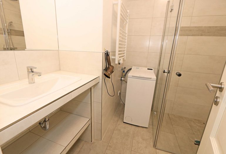 Badezimmer mit Dusche und Waschbecken