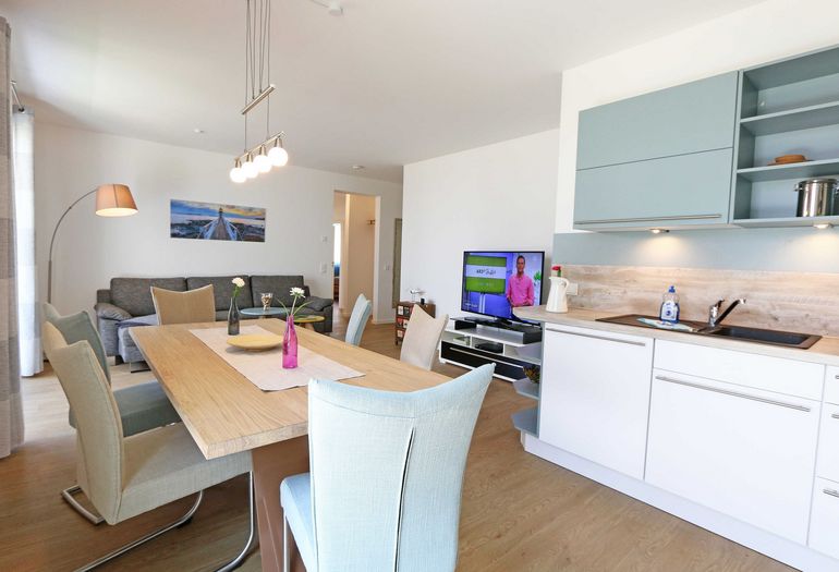 Küchenzeile mit Esstisch Küchenzeile mit Esstisch