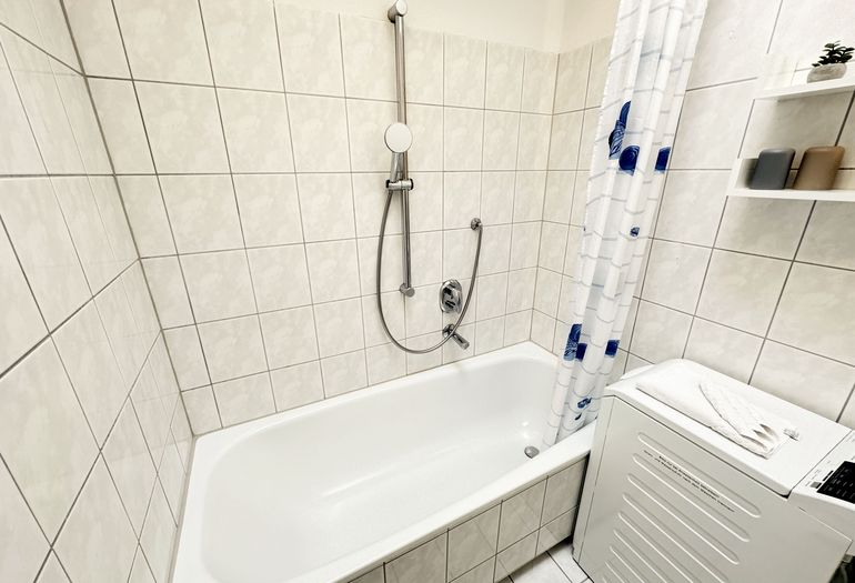 Seepark Sellin Haus Baabe - helles Bad mit Badewanne