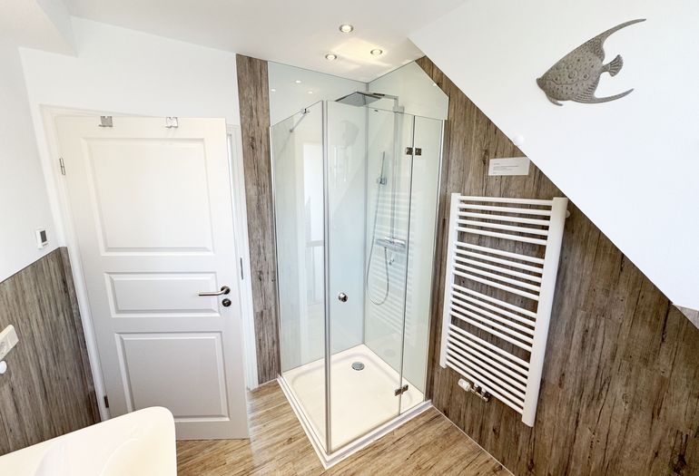 2. Tageslichtbad mit ebenerdiger Klarglasdusche und einer XXL Regendusche 2. Tageslichtbad mit ebenerdiger Klarglasdusche und einer XXL Regendusche