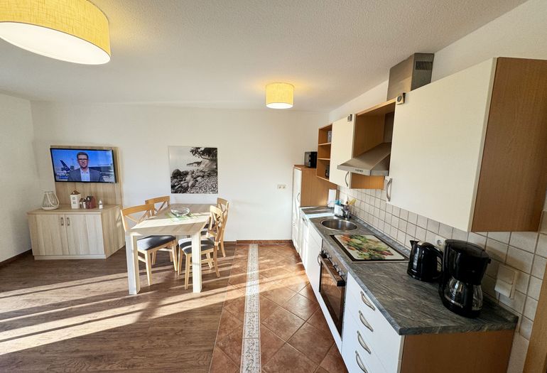 Haus an der Düne WE 06 Küchenzeile mit Herd und Backofen