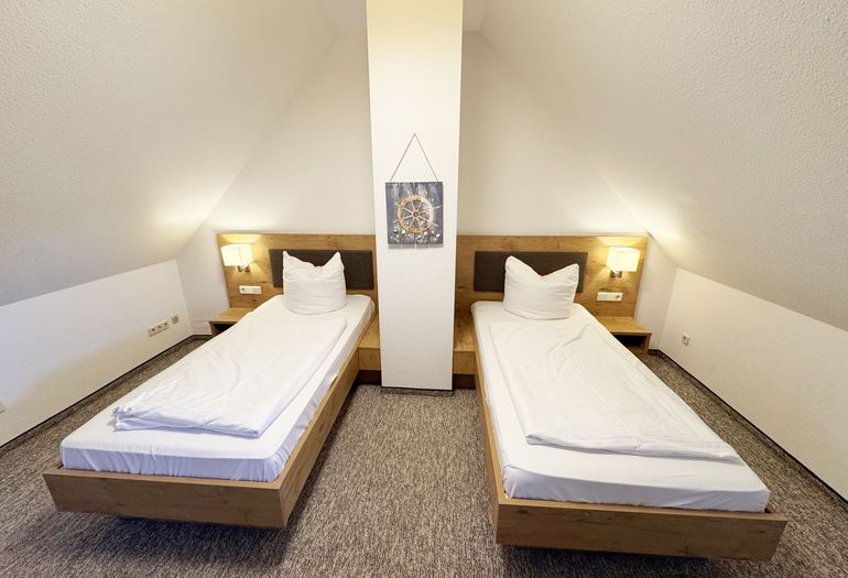 Schlafzimmer mit Einzelbetten im Obergeschoss