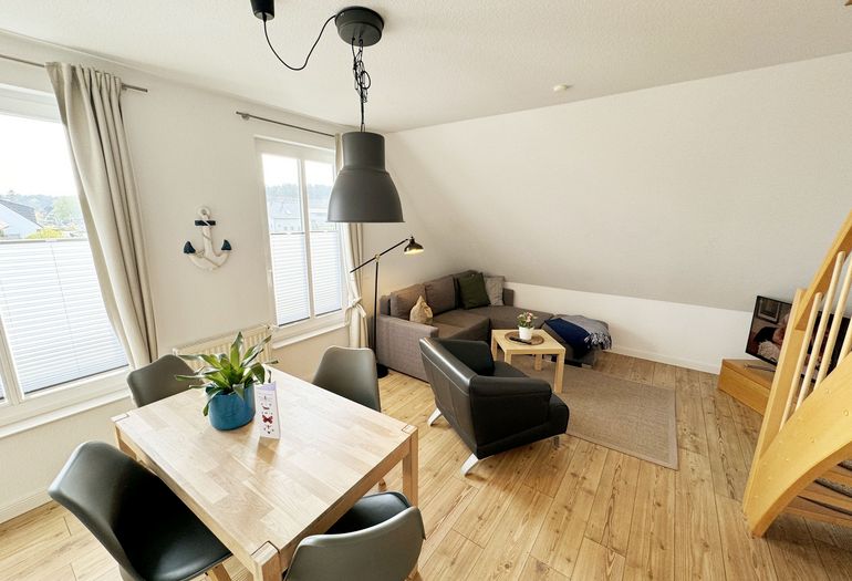 Essplatz mit Blick in den Wohnbereich Essplatz mit Blick in den Wohnbereich