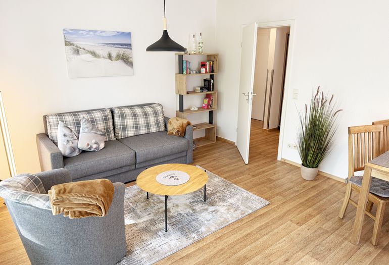 Wohnbereich mit gemütlicher Couch