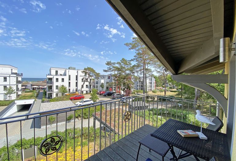 bestuhlter Balkon mit weitem Blick