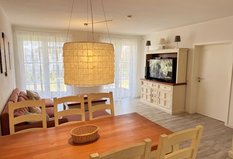 Wohnzimmer mit großem Fernseher