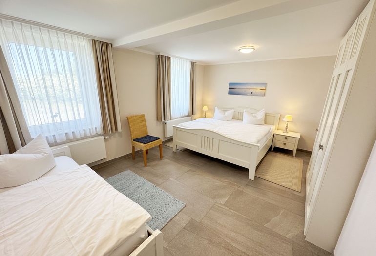 Schlafzimmer mit Nachttischkonsolen