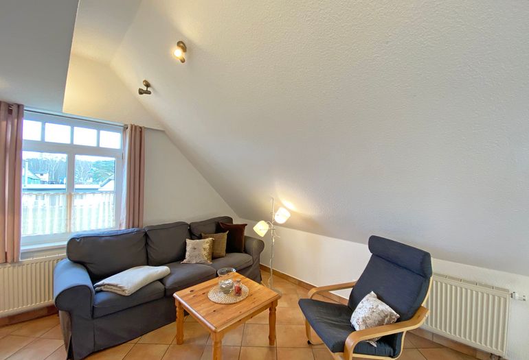 gemütliche Couch und Relax Sessel