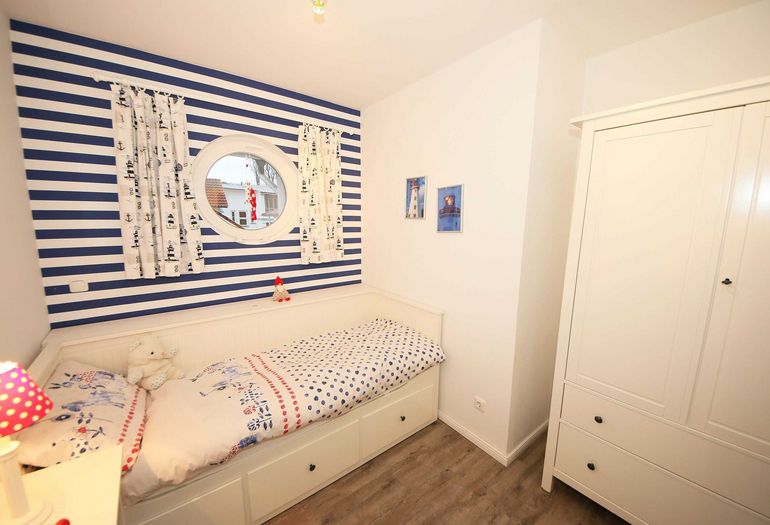 1. Schlafzimmer mit Kleiderschrank