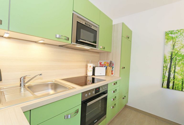 moderne Küchenzeile mit Elektrogeräten