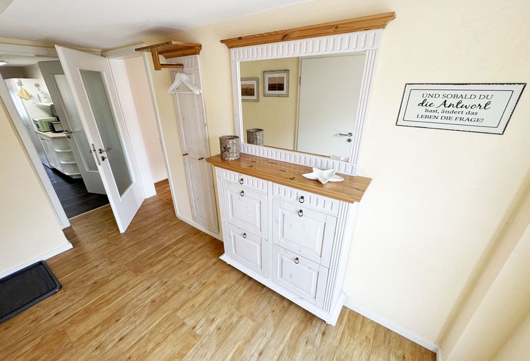 Eingangsbereich mit Garderobe Eingangsbereich mit Garderobe