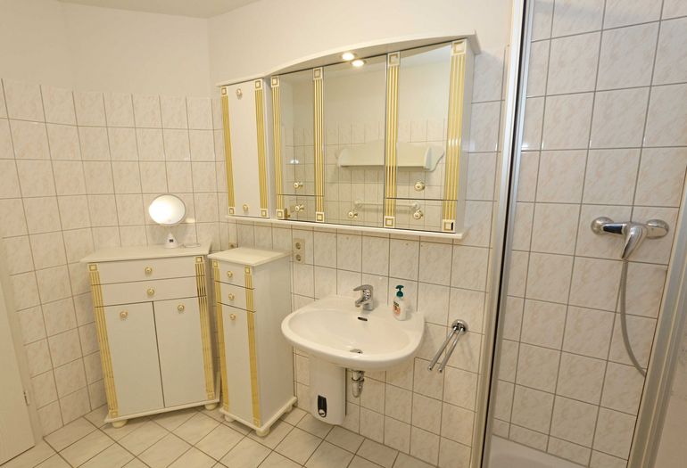 Badezimmer mit Waschbecken und WC Badezimmer mit Waschbecken und WC