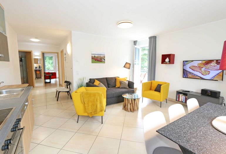 Wohnzimmer mit gemütlicher Couch Wohnzimmer mit gemütlicher Couch