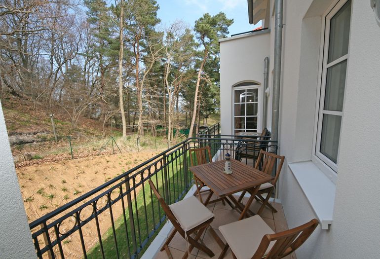 Balkon mit Blick in den Wald