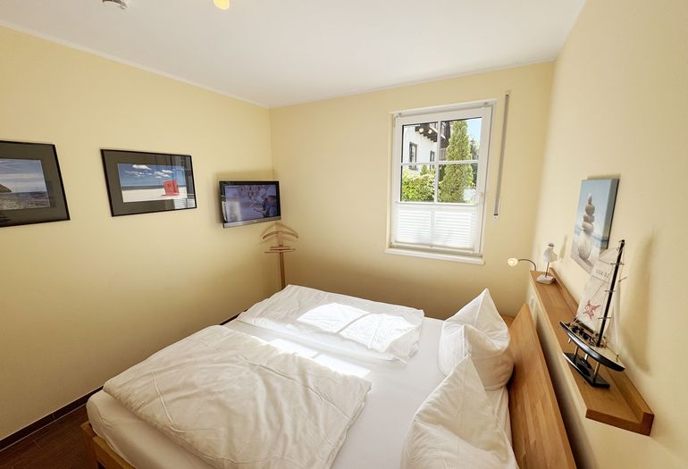 1.Schlafzimmer mit Doppelbett und Flachbild-TV 1.Schlafzimmer mit Doppelbett und Flachbild-TV