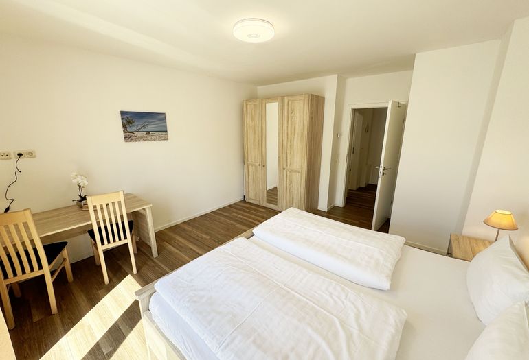 Schlafzimmer mit Doppelbett und Kleiderschrank