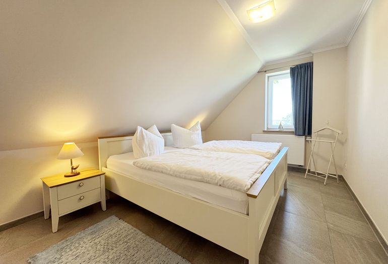 Schlafzimmer mit Doppelbett