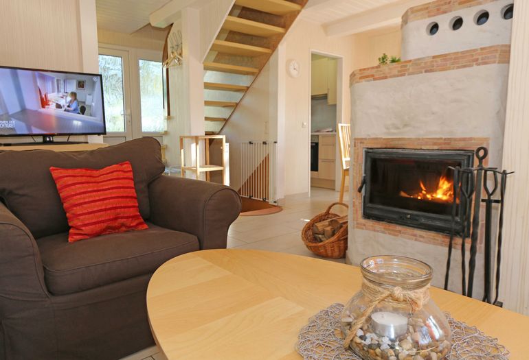 Wohnbereich mit Kamin und TV Wohnbereich mit Kamin und TV