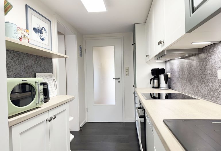 Küchenzeile mit diversen Küchenutensilien Küchenzeile mit diversen Küchenutensilien