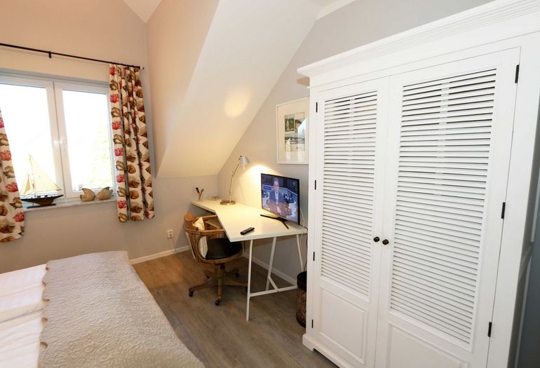 2. Schlafzimmer mit Kleiderschrank