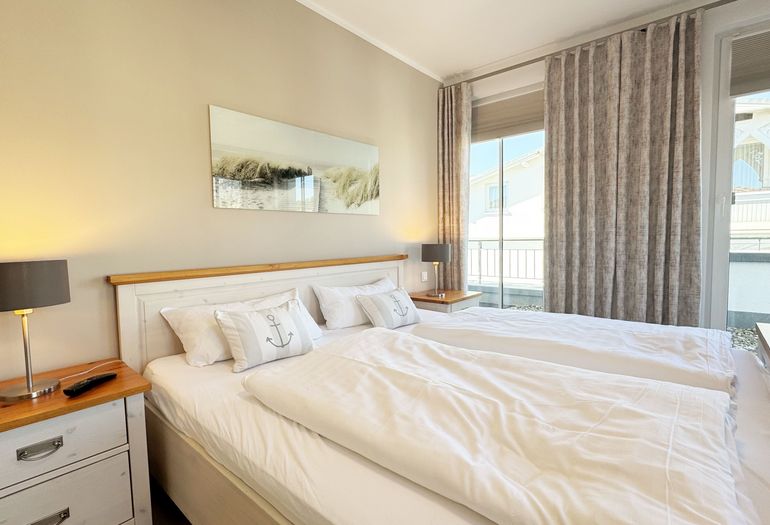 großes Schlafzimmer mit Doppelbett