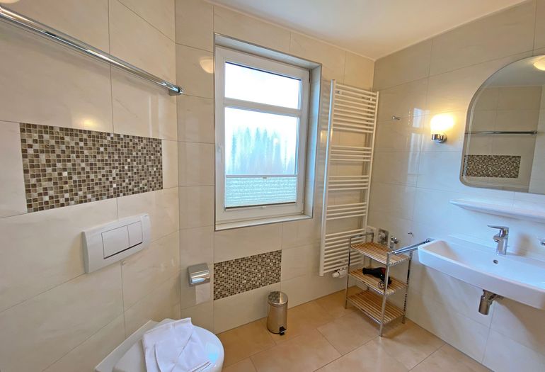 Badezimmer mit WC und Dusche Badezimmer mit WC und Dusche