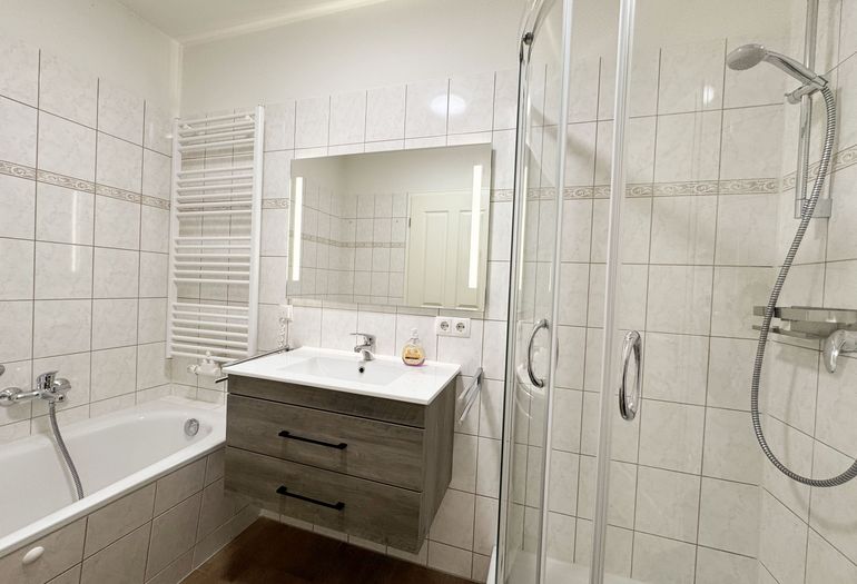 innenliegendes Badezimmer mit Waschbecken und Badewanne