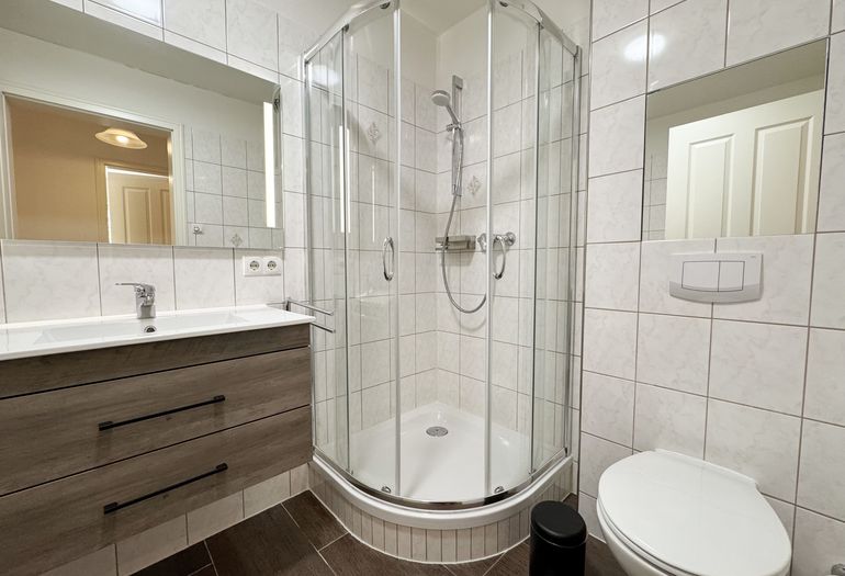 innenliegendes Badezimmer mit Dusche und WC